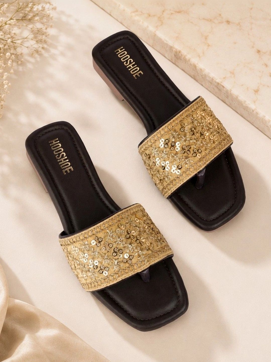 hooshoe Women Embellished Ethnic One Toe Flats