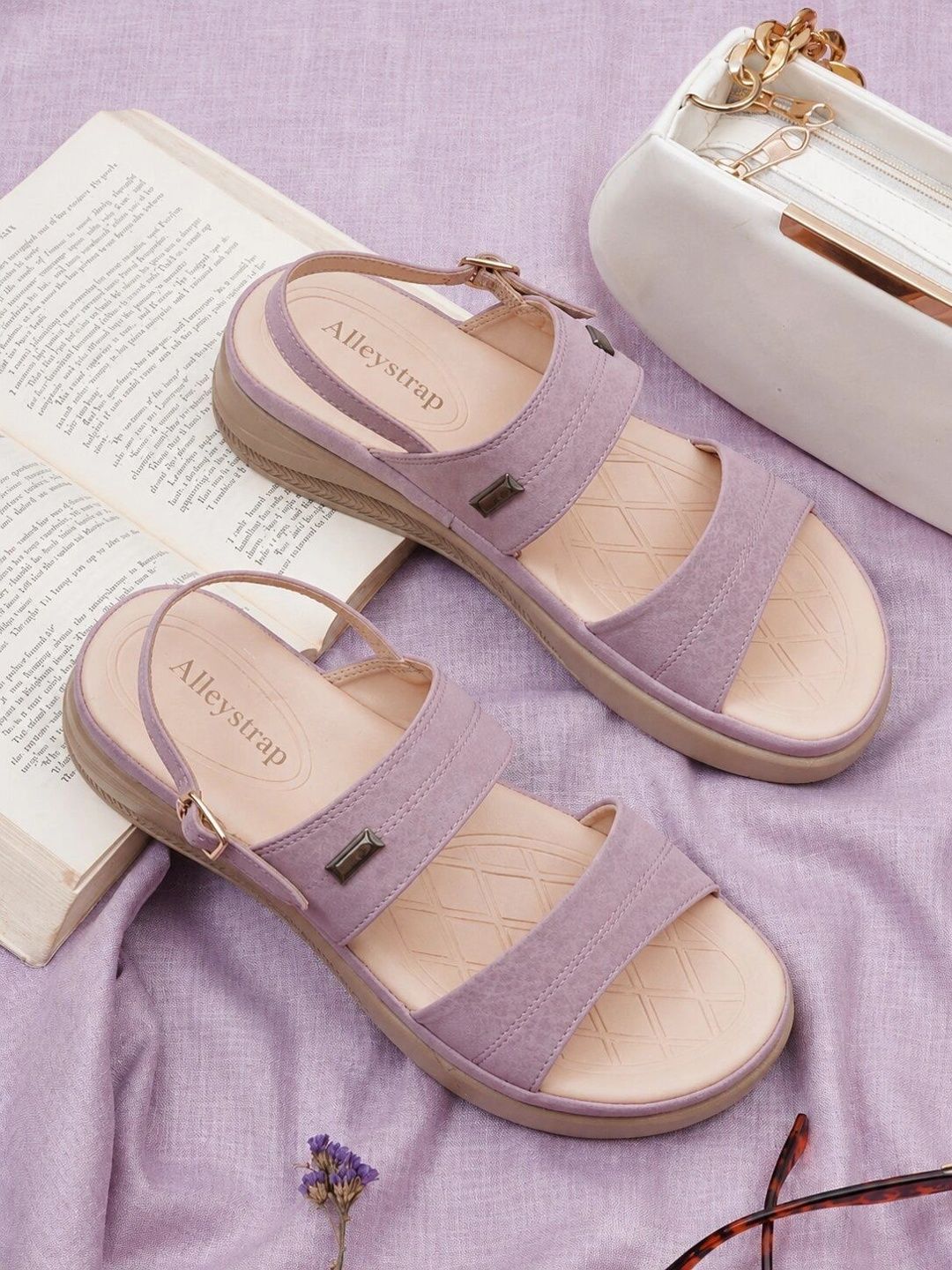 ALLEYSTRAP ALLEYSTRAP Textured Wedge Sandals with Buckles