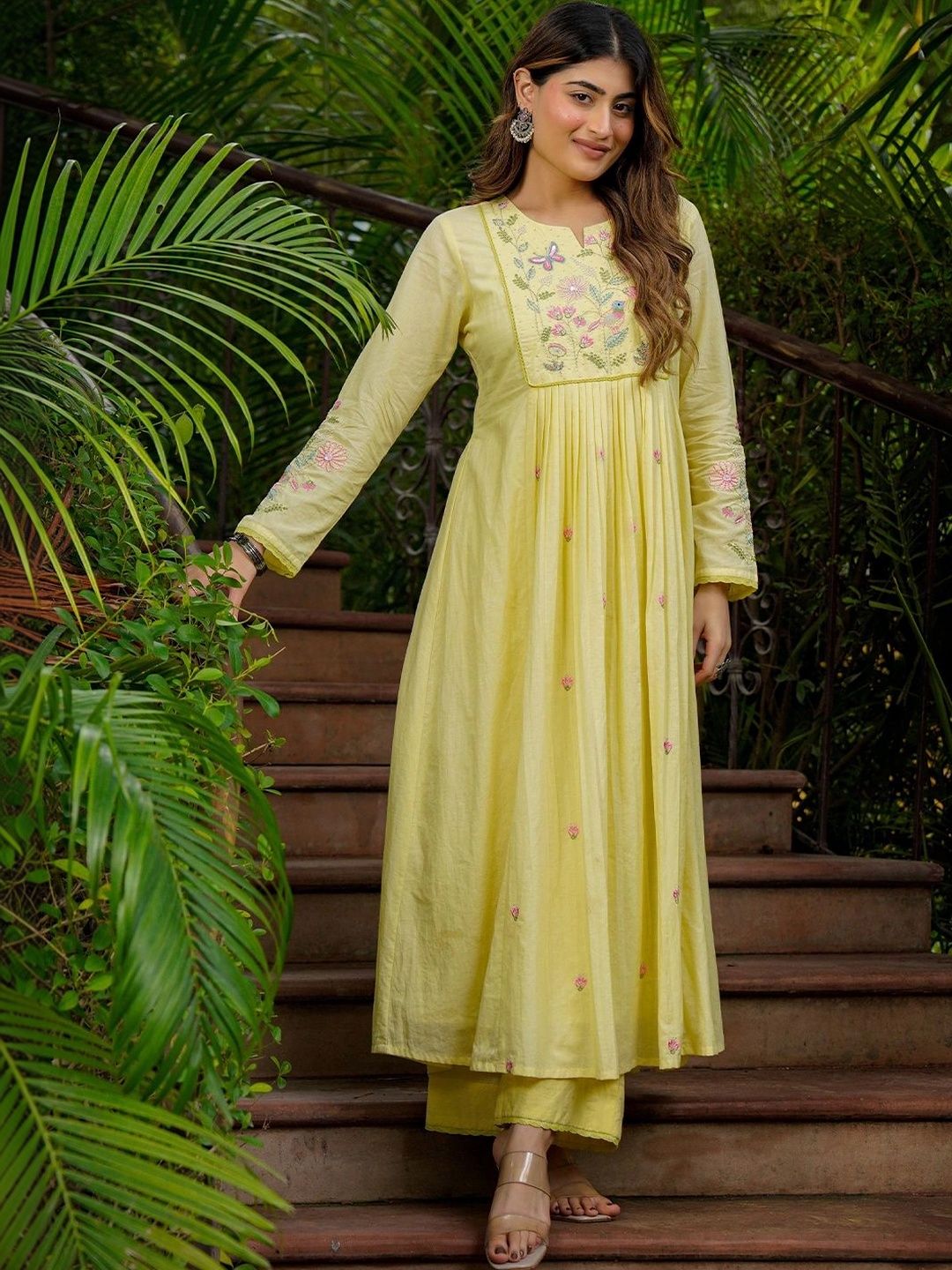 SACi Women Floral Embroidered Empire Thread Work Kurta with Trousers & With Dupatta