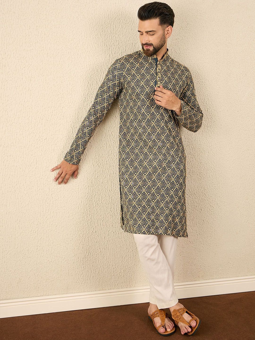 Anouk Geometric Embroidered Mandarin Collar Thread Work Kurta