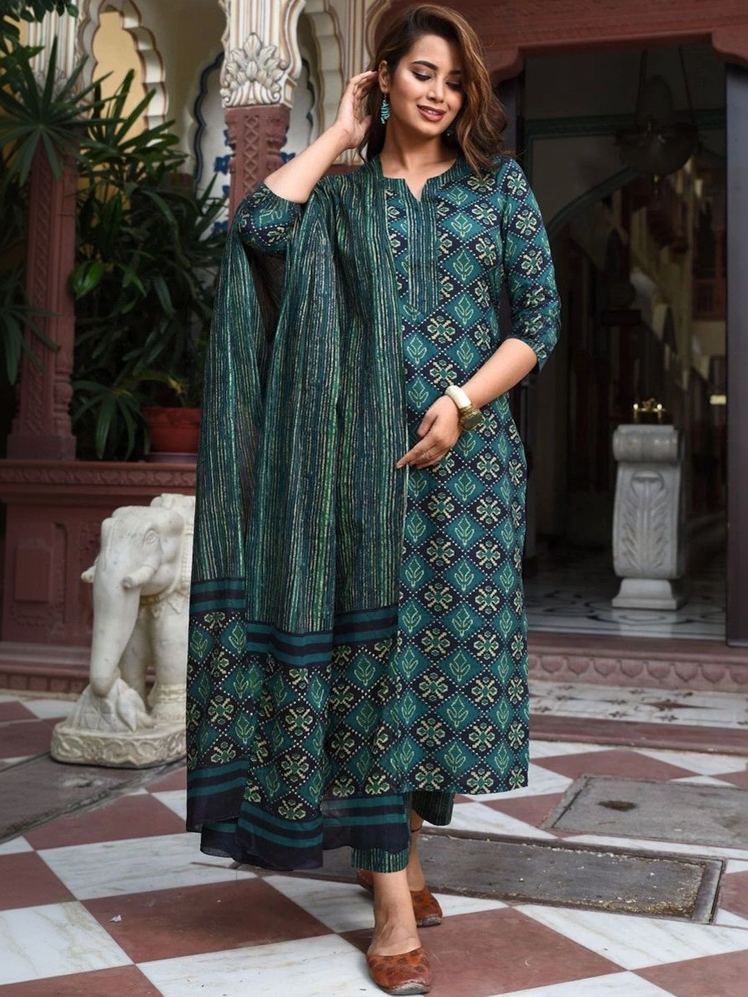 PREM KUMAR PREM KUMAR Women Printed Regular Kurta with Trousers & With Dupatta