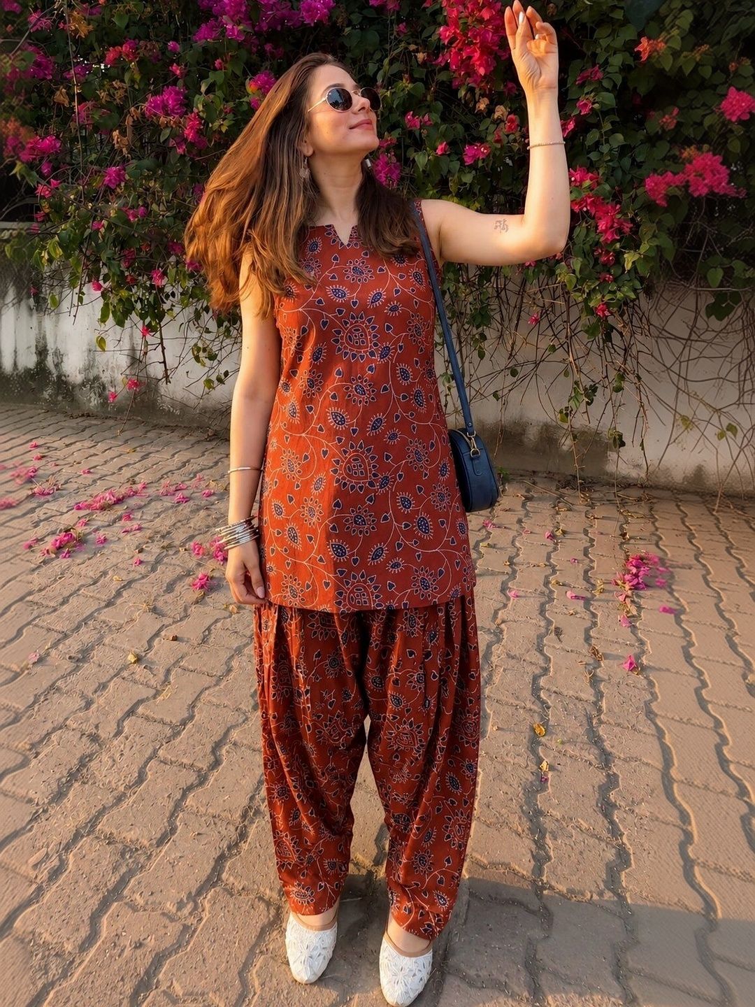 MANOJAVA Women Floral Printed Regular Pure Cotton Kurti with Salwar