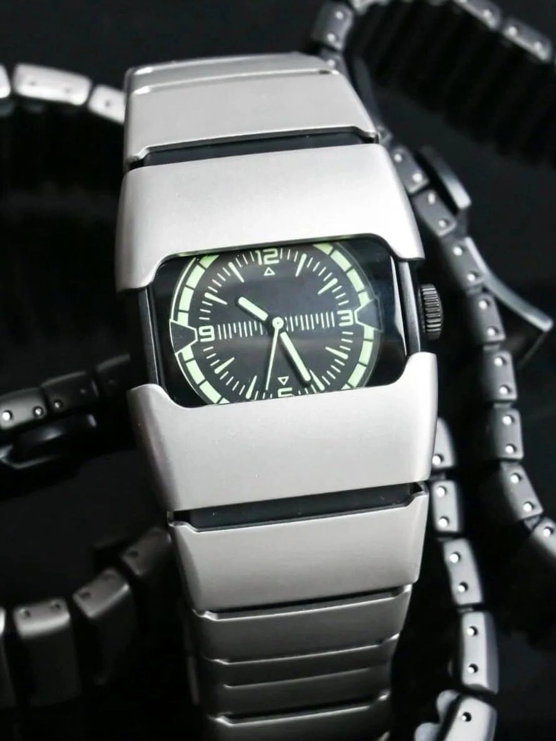 YOUTH CLUB YOUTH CLUB Unisex Dial & Bracelet Style Straps Analogue Glow In The Dark Inlays Watch