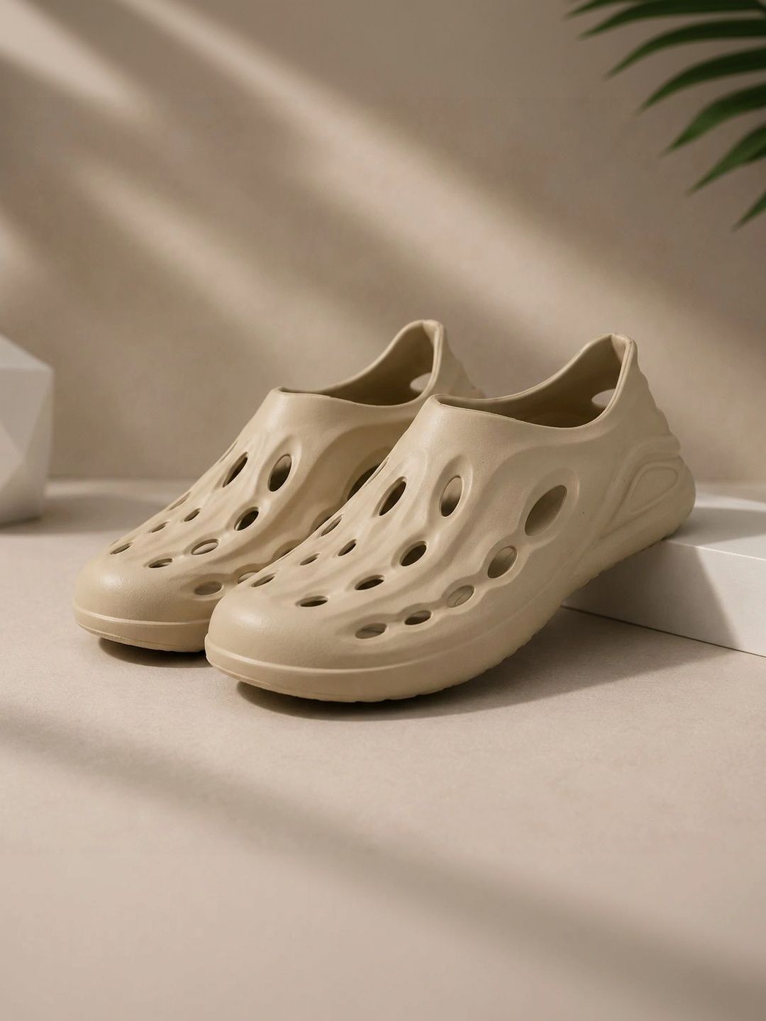 Roadster Men Clogs Sandals