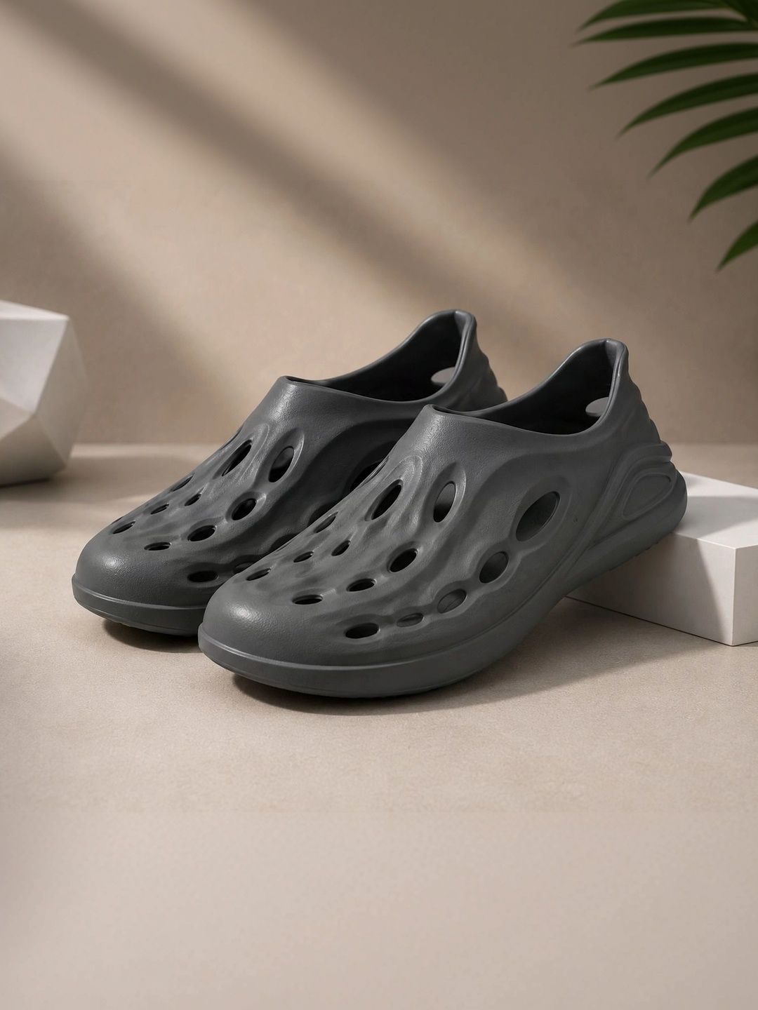 Roadster Men Clogs Sandals