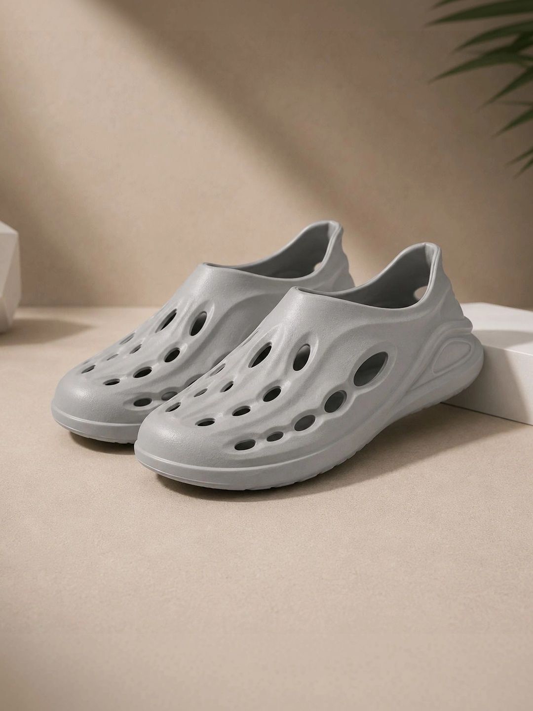 Roadster Men Clogs Sandals