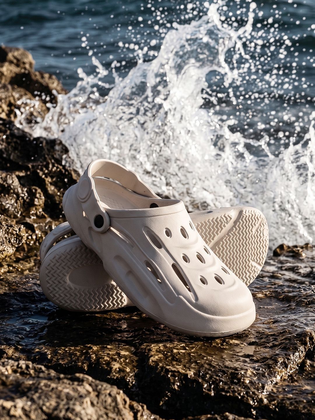 HRX by Hrithik Roshan Men Solid Clogs