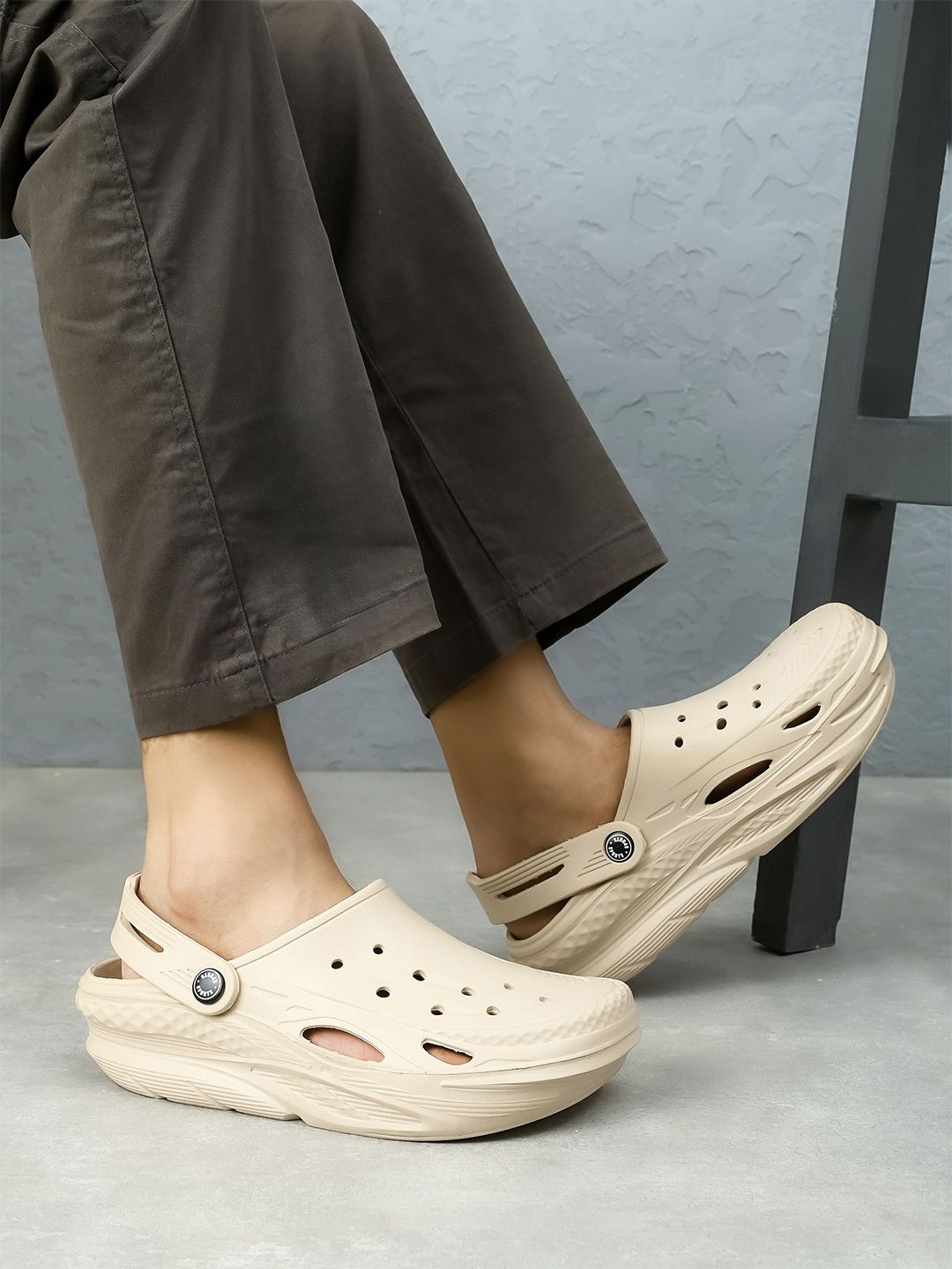 HRX by Hrithik Roshan Men Self-Designed Clogs