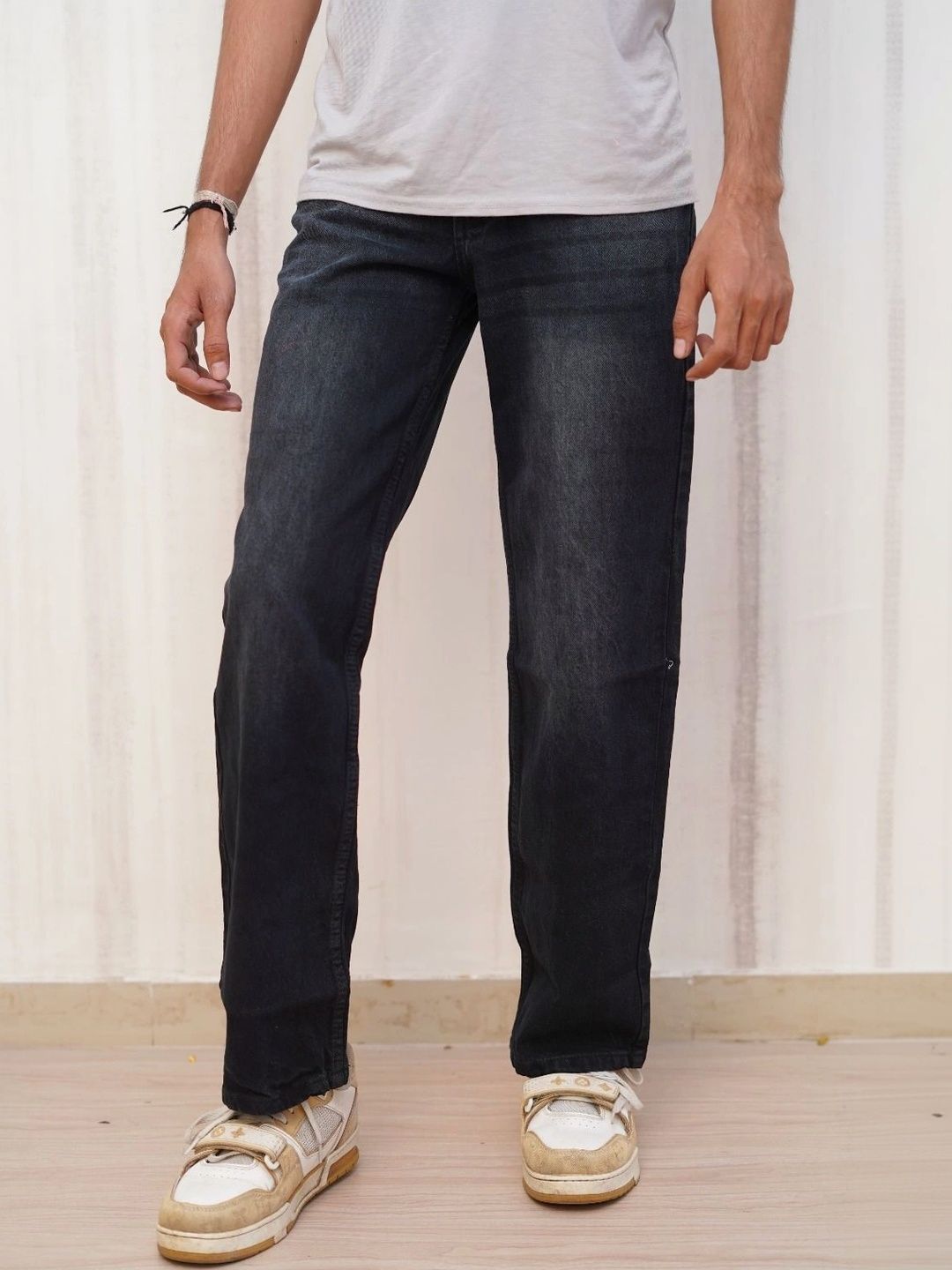 Dot Badges Men Straight Fit Mid-Rise Low Distress Jeans