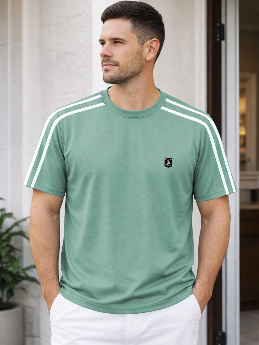 VeBNoR Men Brand Logo T-shirt