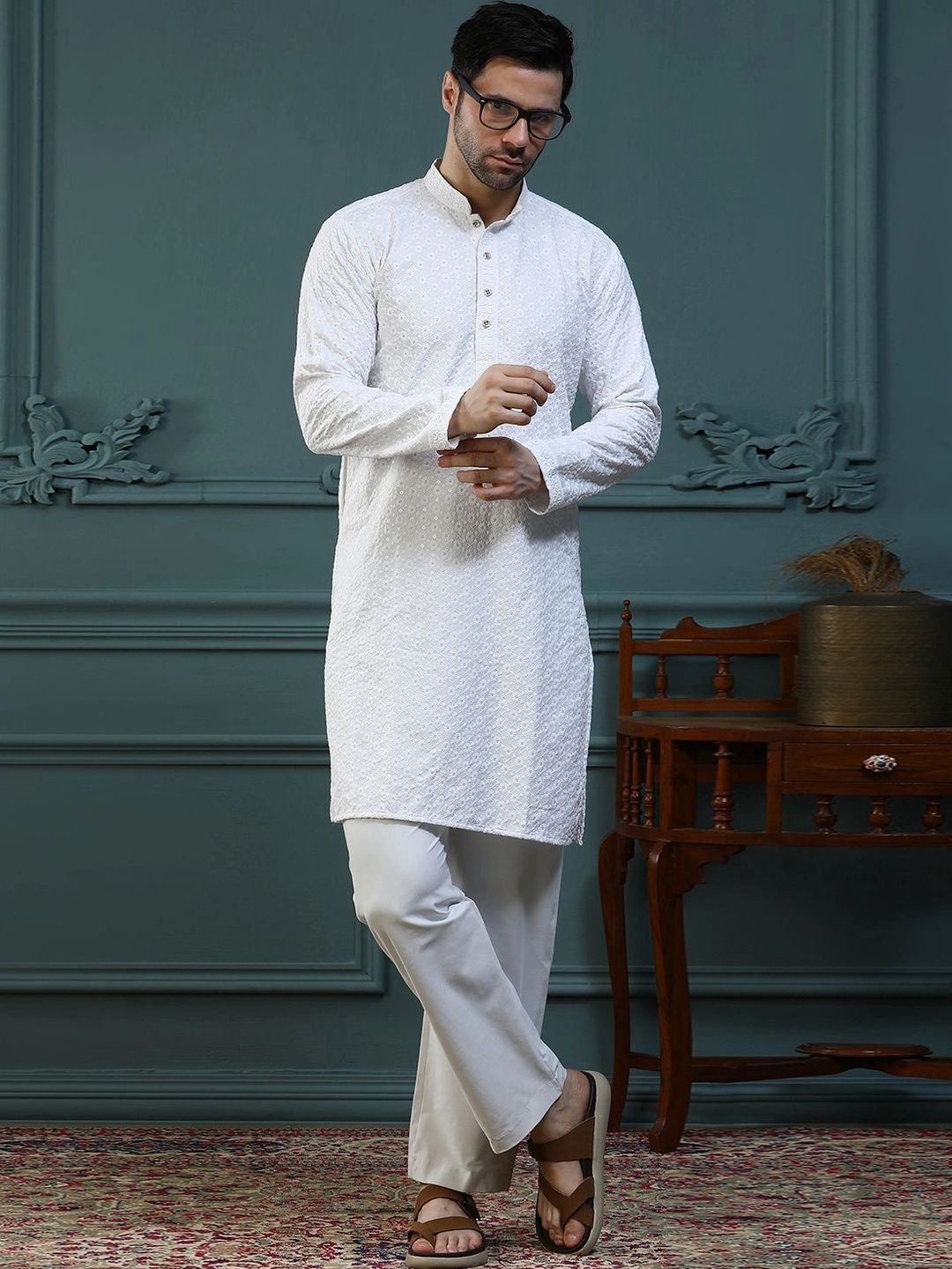 ALMORA Men Embroidered Chikankari Kurta