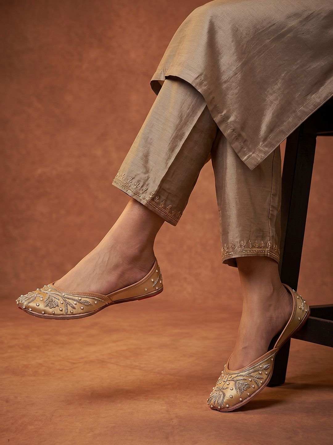 House of Pataudi Women Embellished Mojari Flats