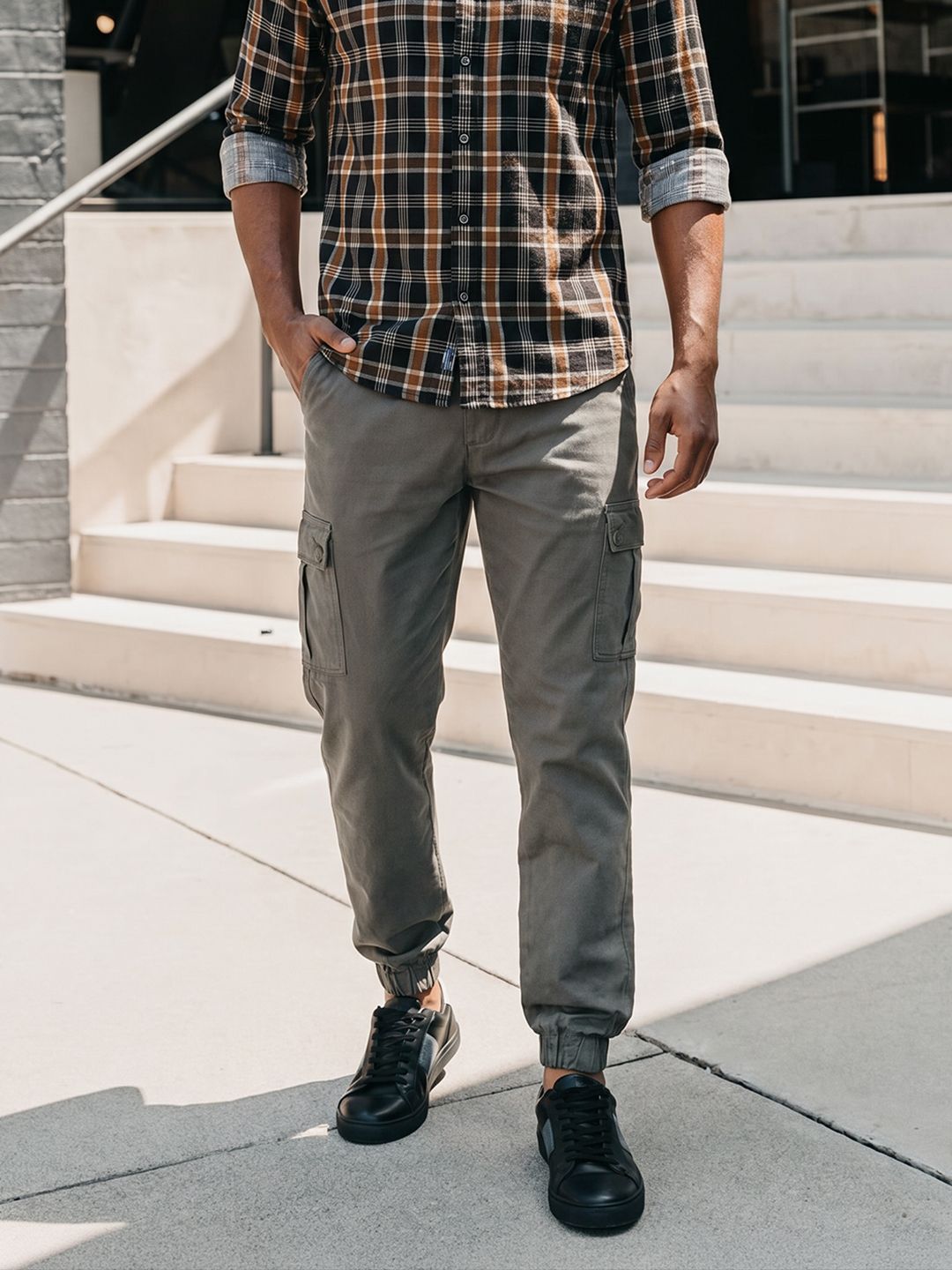 The Indian Garage Co Men Grey Slim Fit Cargo Joggers