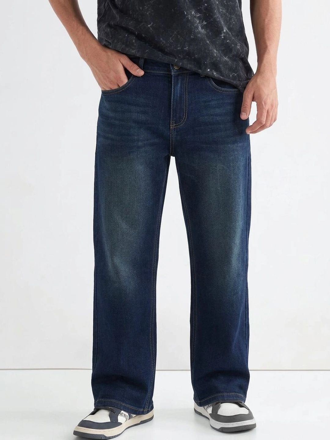 dolsia Men Straight Fit Mid-Rise Mildly Distressed Light Fade Stretchable Jeans
