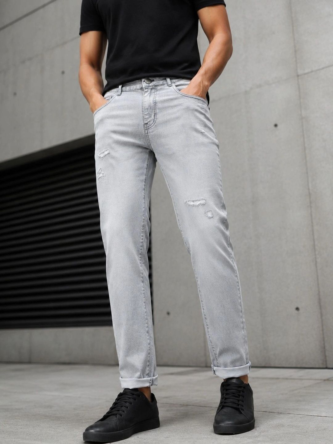 CINOCCI Men Straight Fit Mid-Rise Mildly Distressed Cuffed Hem Stretchable Jeans