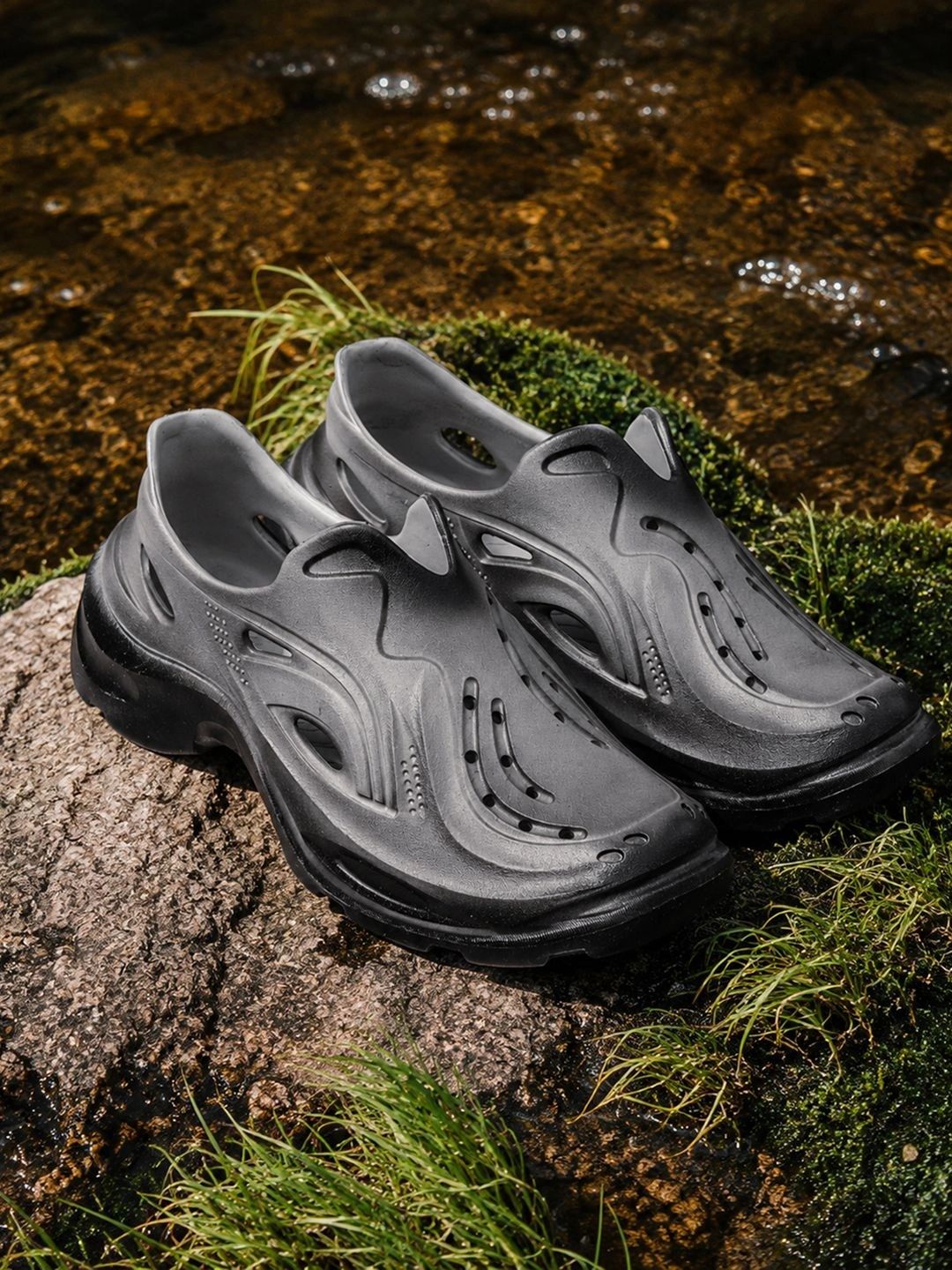 Bewakoof Men's Ash Drift Spray-Painted Lightweight & Comfy Clogs