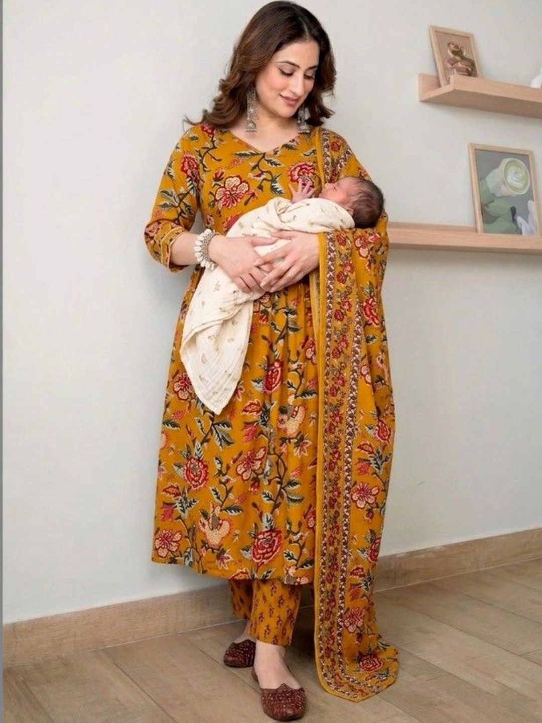 Assume Fab Women Floral Printed Empire Kurti with Trousers & With Dupatta
