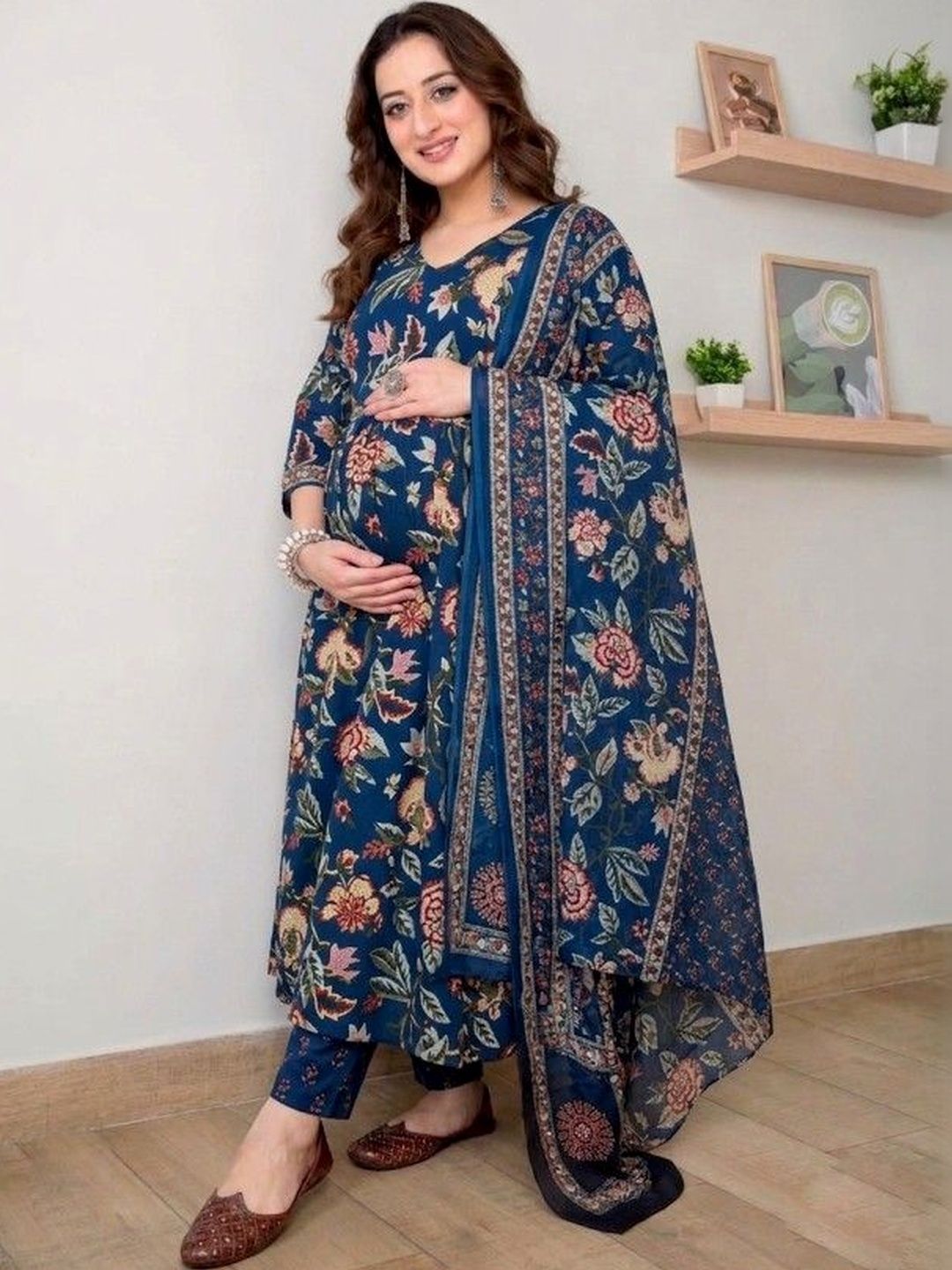 Assume Fab Women Floral Printed Regular Kurti with Trousers & With Dupatta