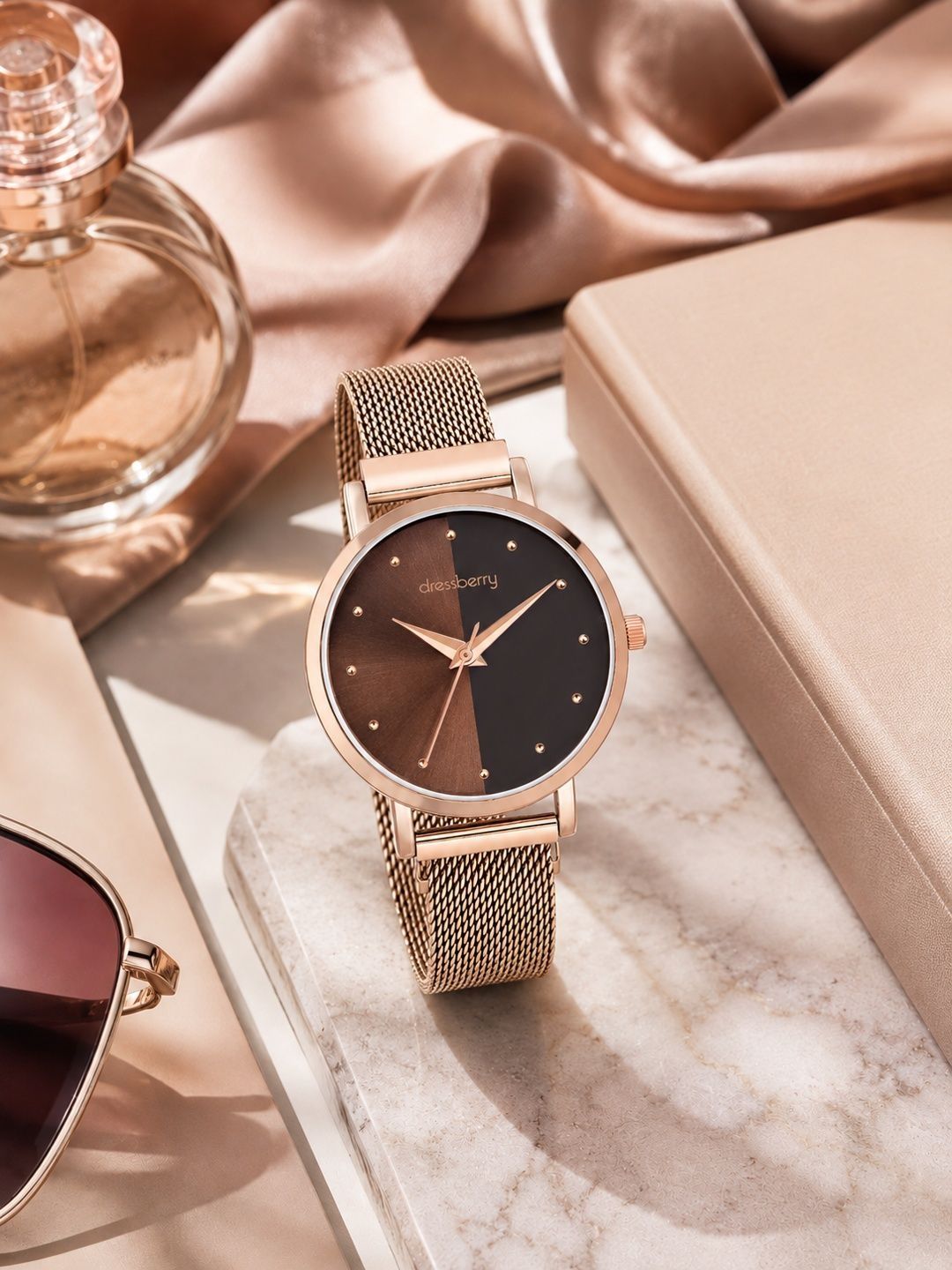DressBerry Women Black Dial & Rose Gold-Plated Bracelet Style Straps Analogue Watch HOBDB-103-BK