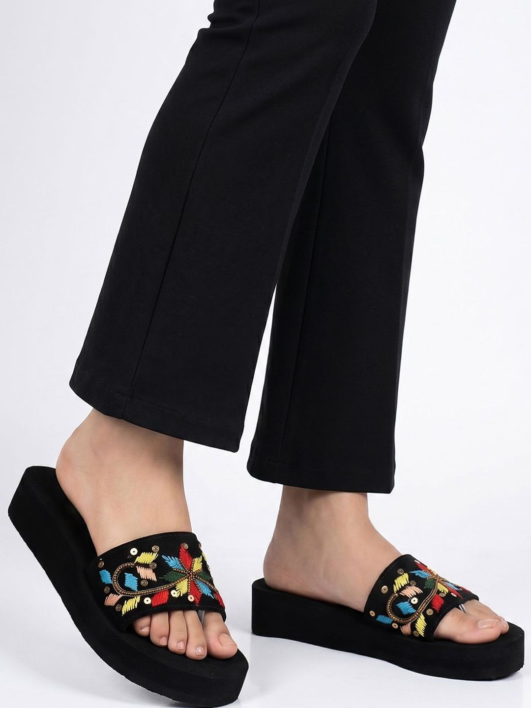 SIRDENILL SIRDENILL Women Embellished Open Toe Flats with Embroidered