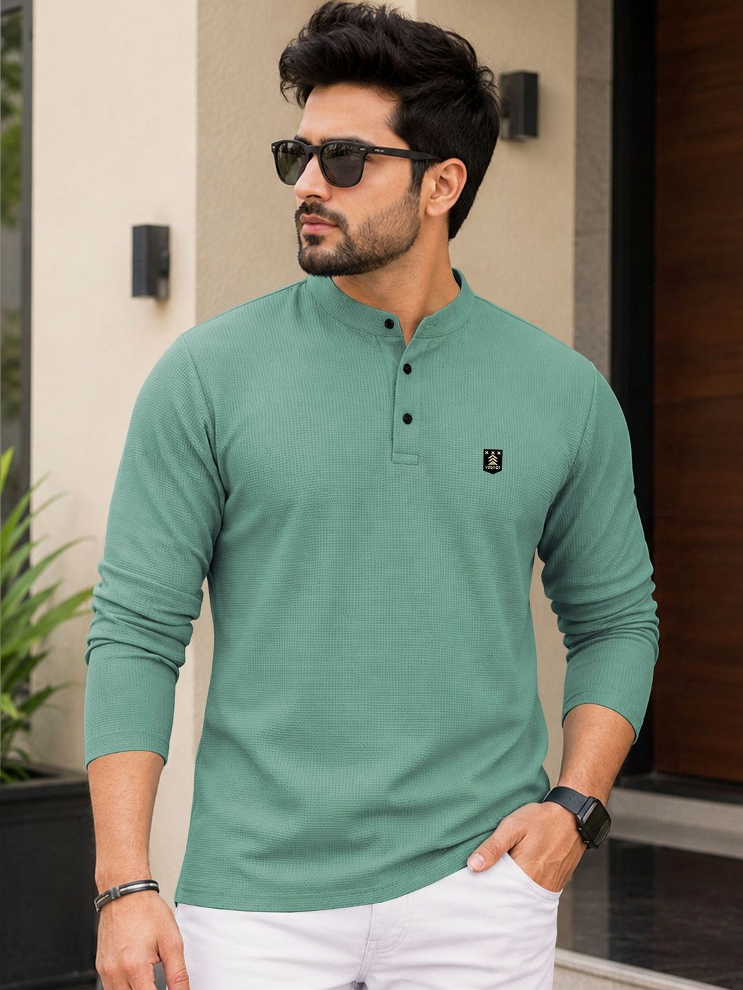 VeBNoR Men Brand Logo Mandarin Collar T-shirt