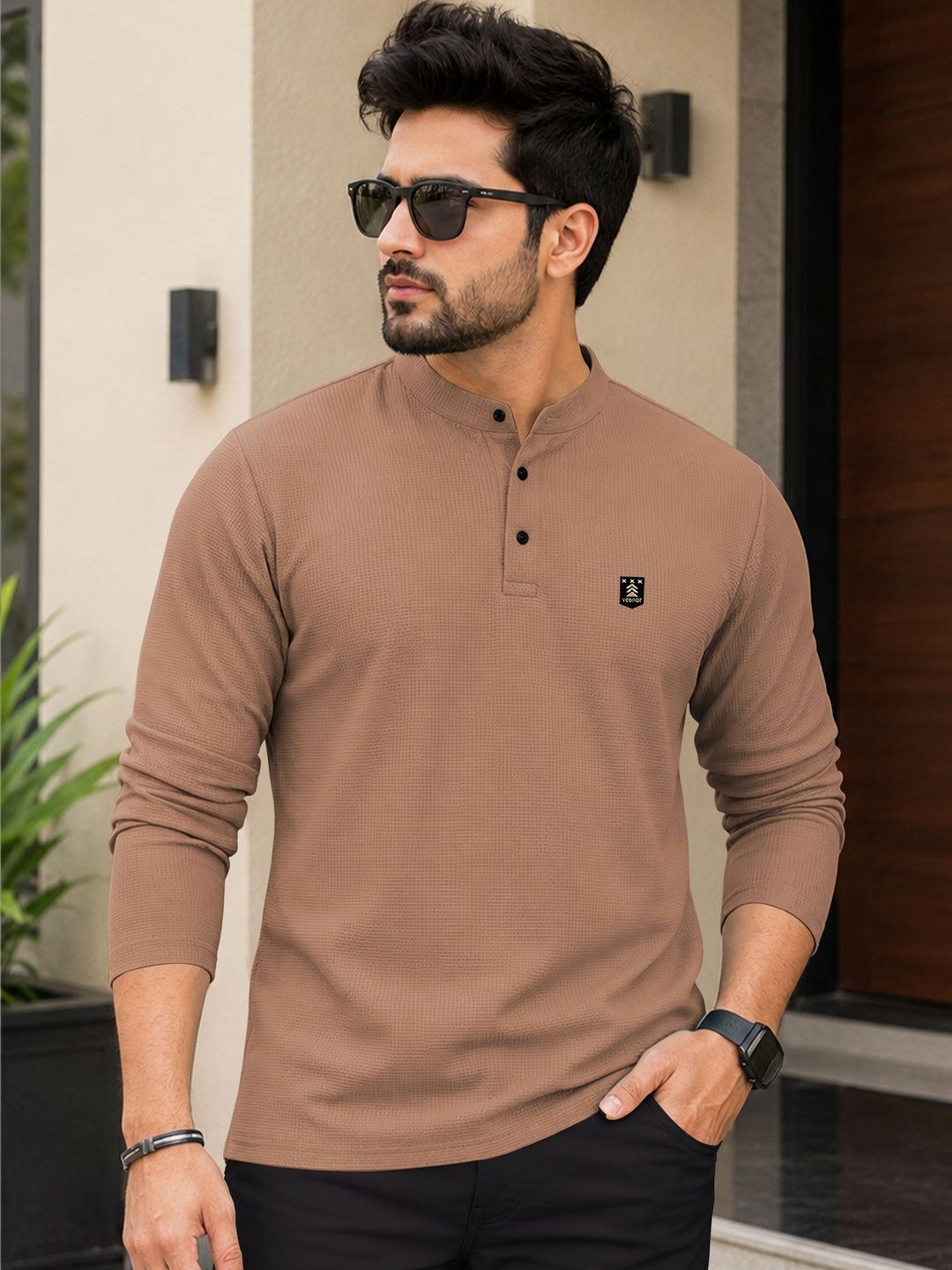VeBNoR Men Brand Logo Mandarin Collar T-shirt
