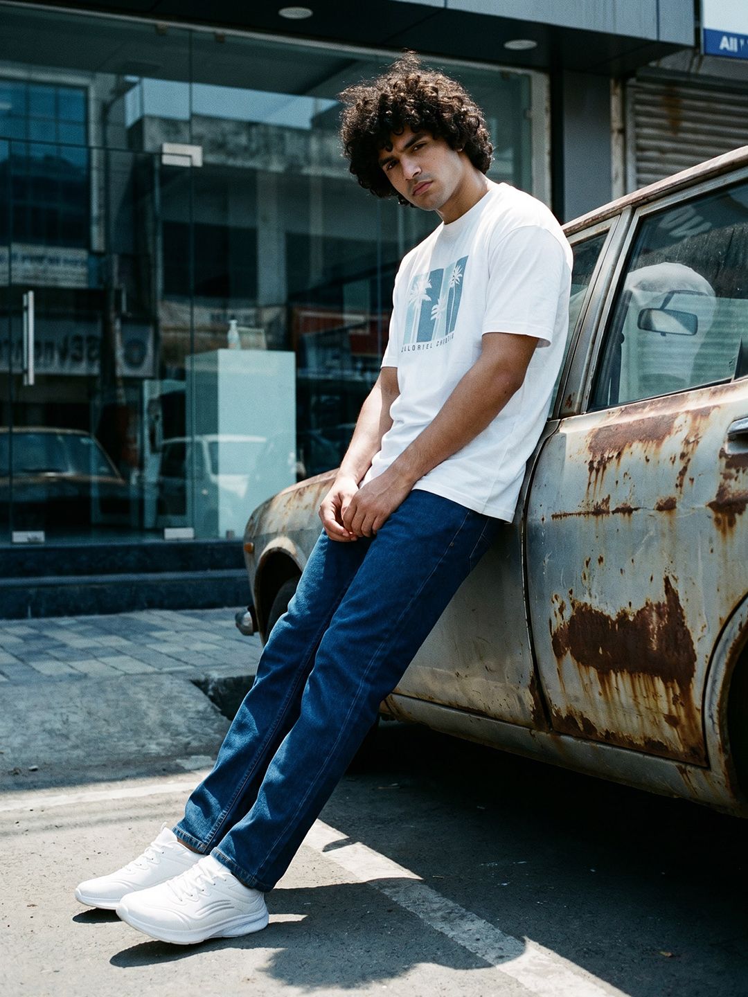 The Roadster Life Co. Men Straight Fit Stretchable Jeans