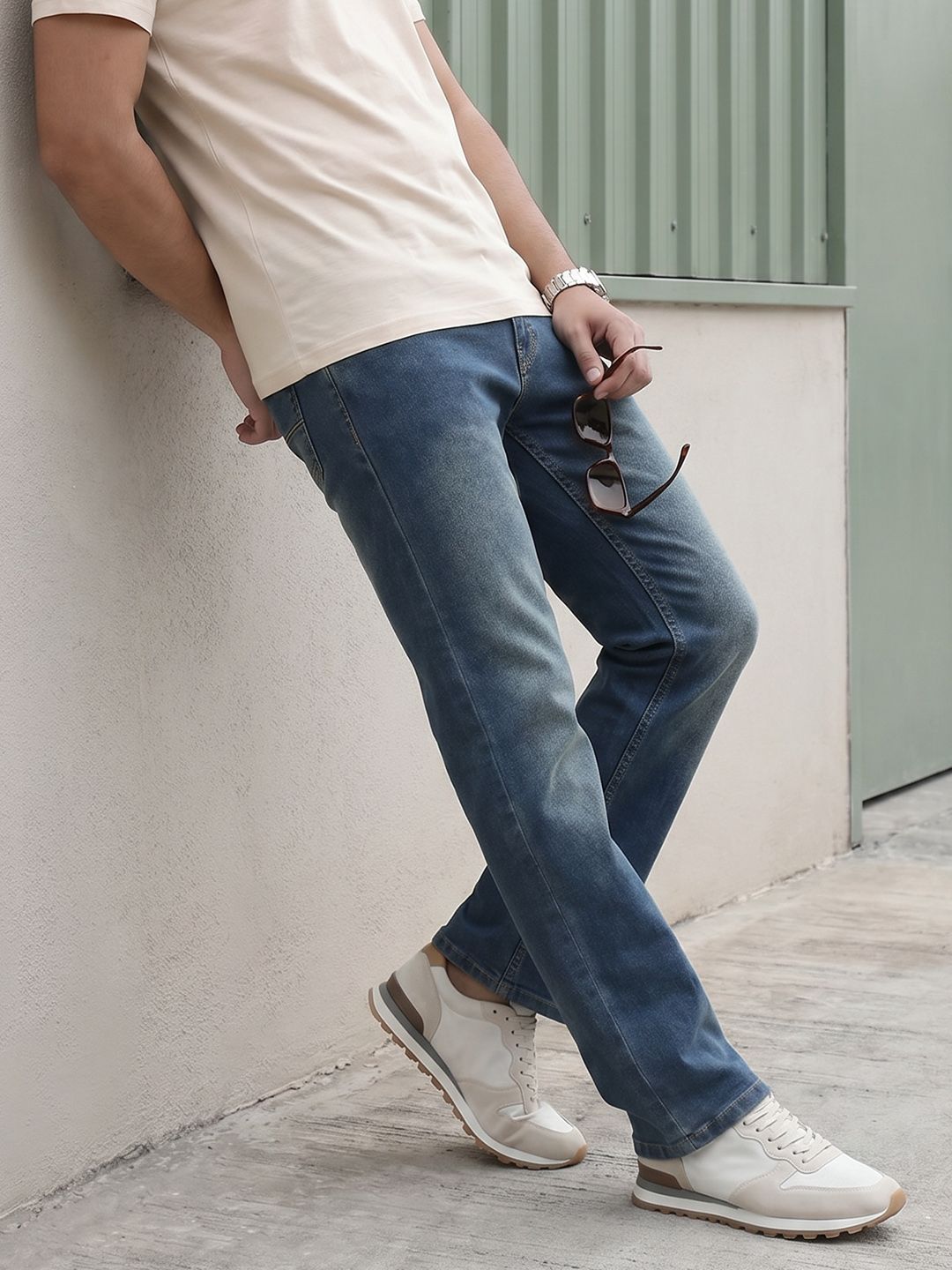 The Roadster Life Co. Men Relaxed Fit Light Fade Stretchable Jeans
