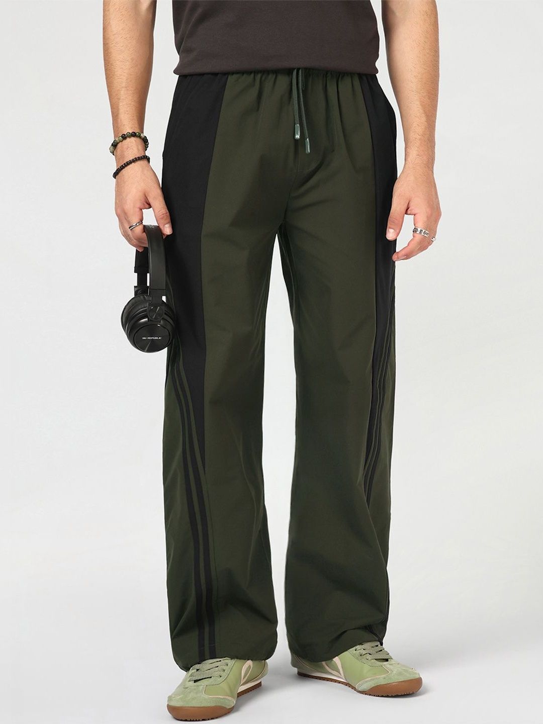 Bewakoof Men Straight Fit Colourblocked Track Pants