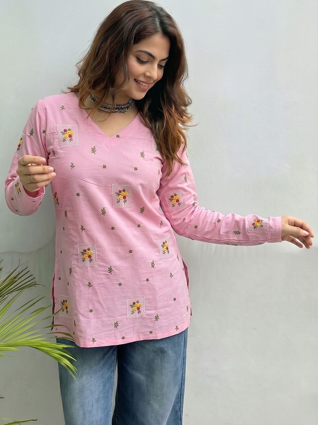 Anouk Anouk Floral Embroidered V-Neck Pure Cotton Blend Kurti