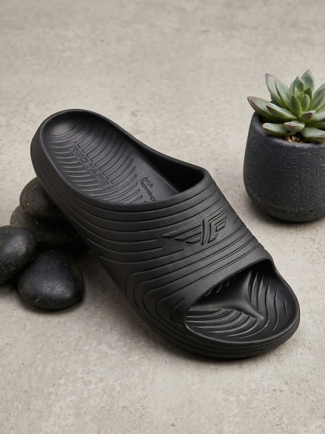 Red Tape Men Textured Sliders