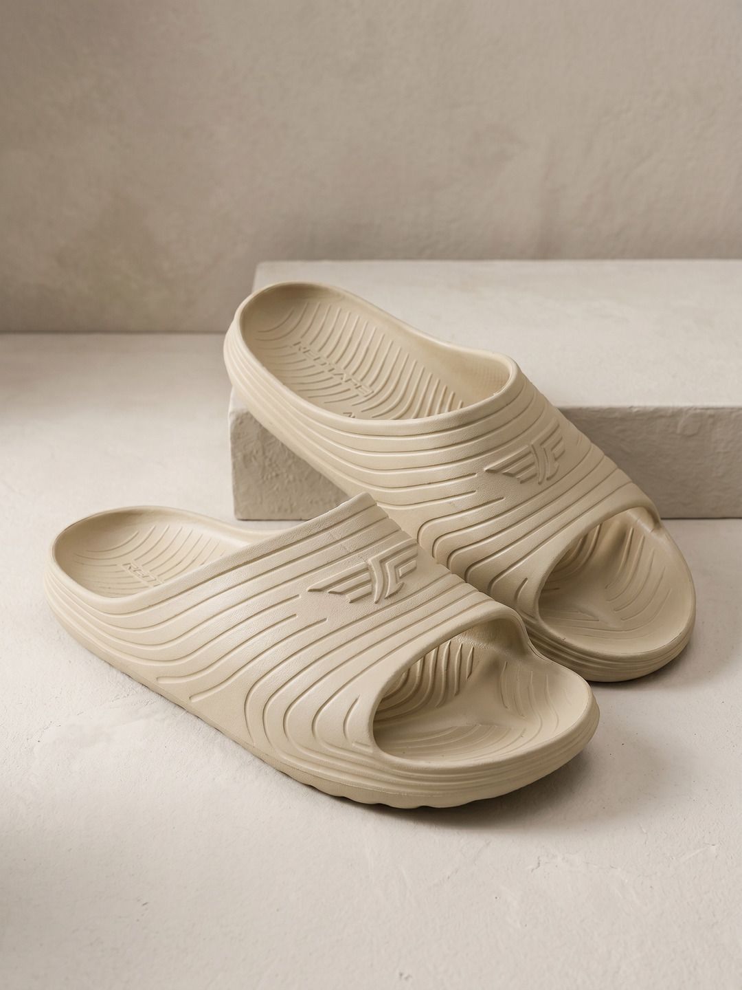 Red Tape Men Textured Sliders