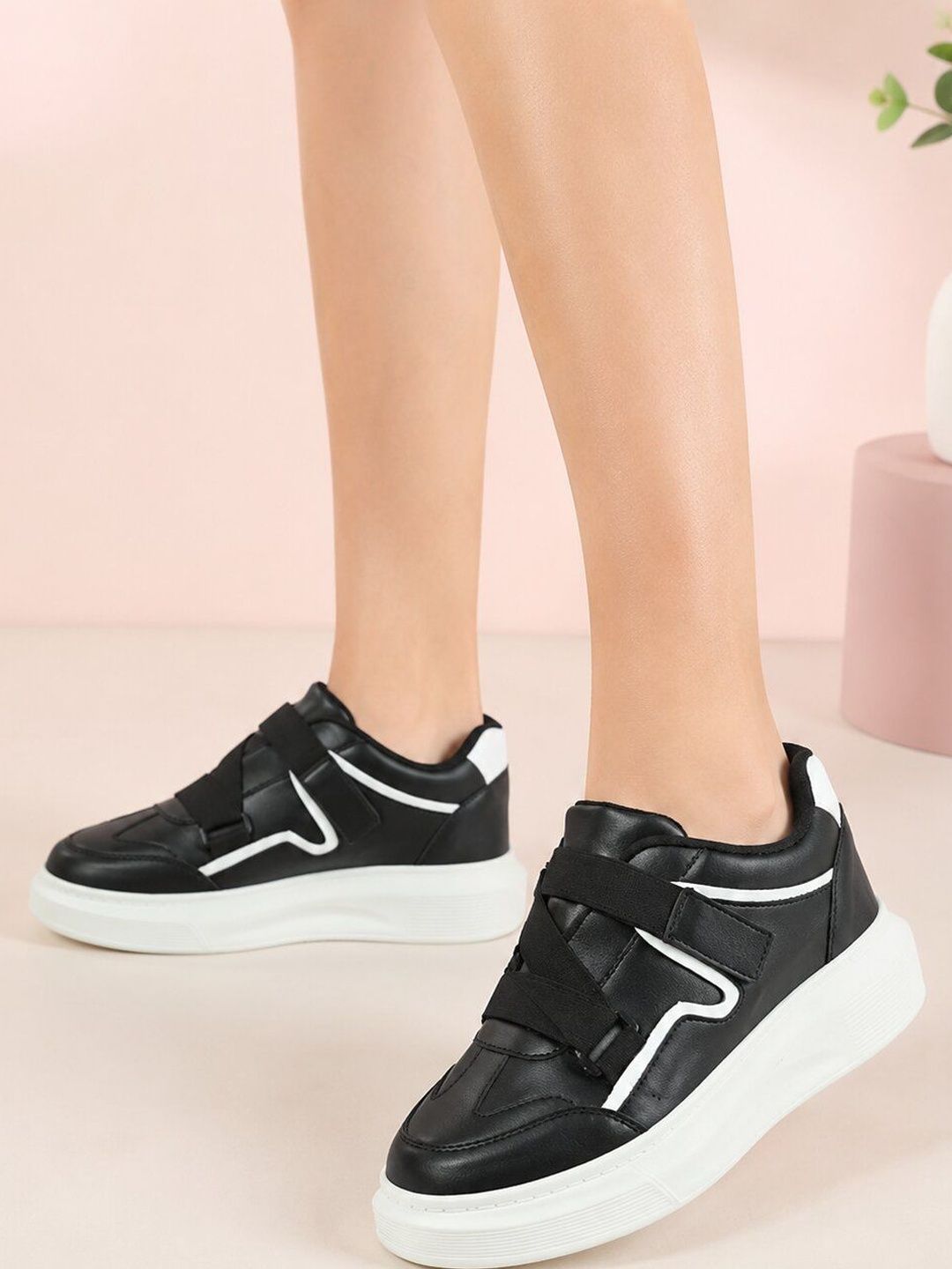 Roadster Women Black Solid Round Elastic Straps Lightweight Slip-On Sneakers
