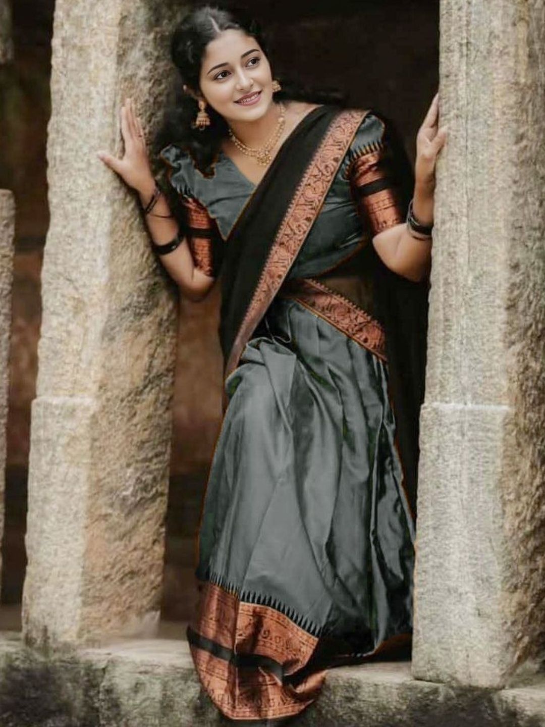 MANMOHITSAREE Unstitched Lehenga & Blouse With Dupatta