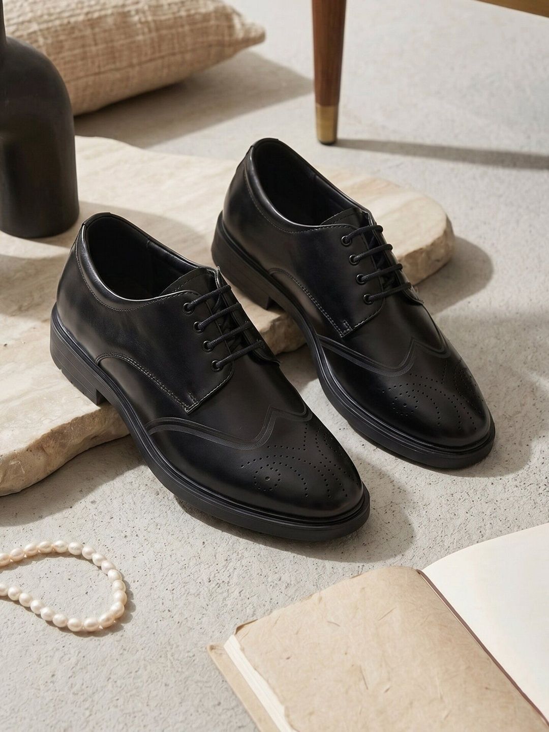 INVICTUS Men Textured Formal Brogues