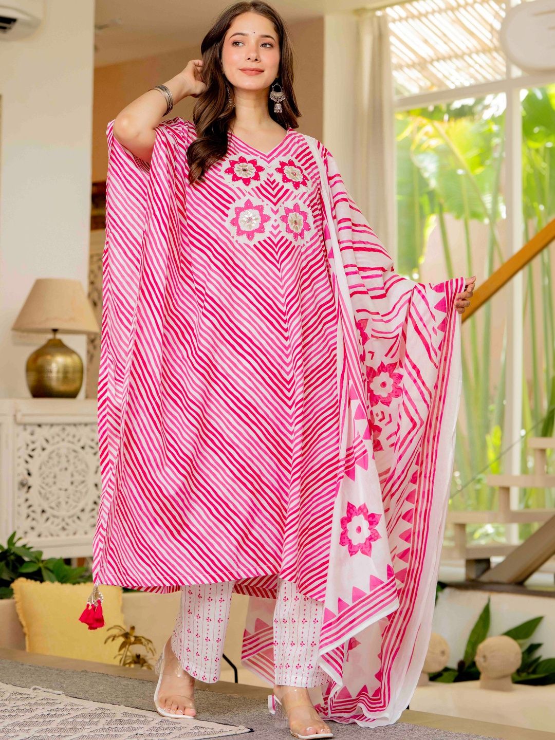 JAIPUR SARAI Women Leheriya Dyed Regular Thread Work Pure Cotton Kurta with Trousers & With Dupatta