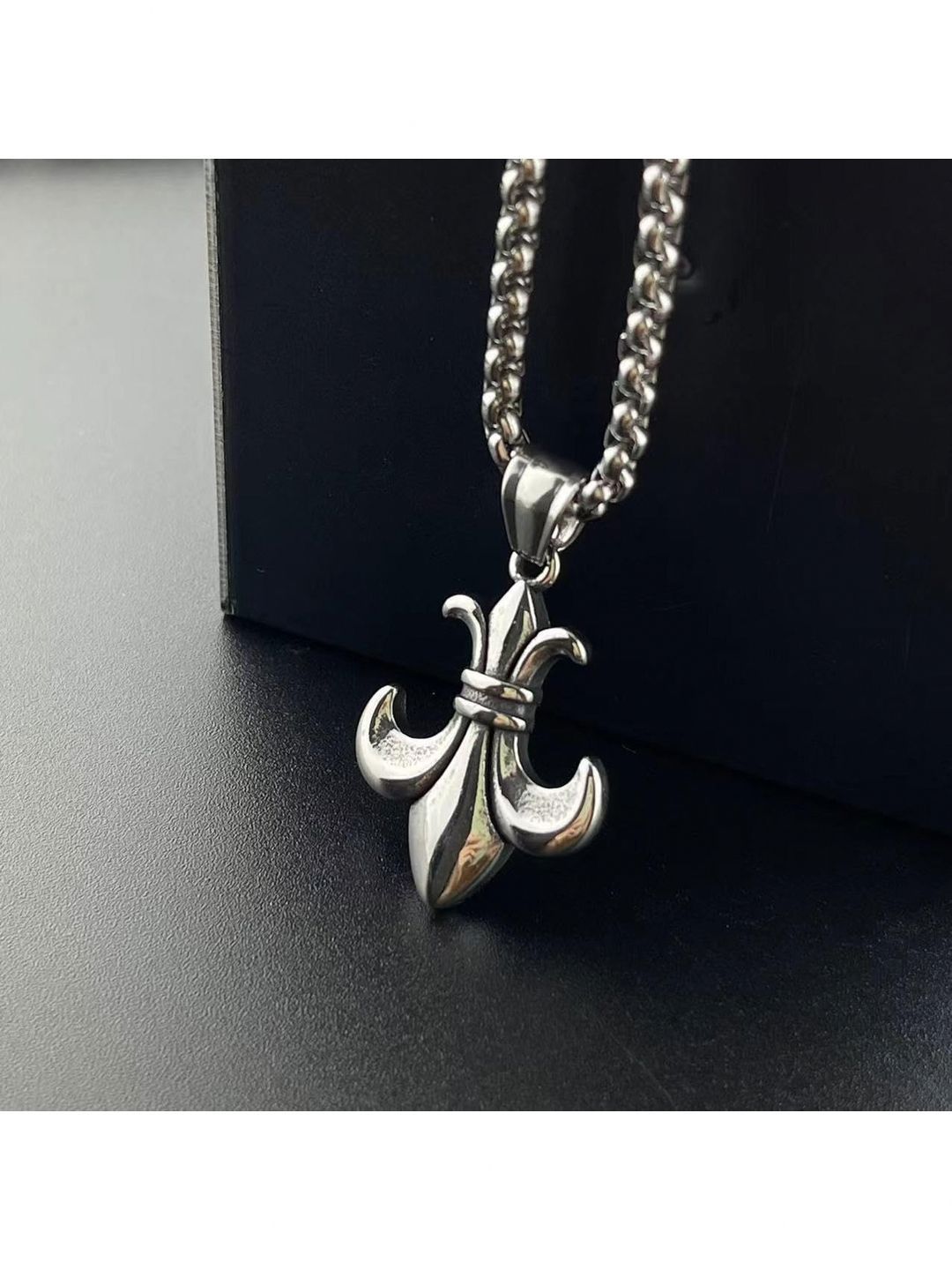 SALTY Men Regal Crest Pendant With Chain