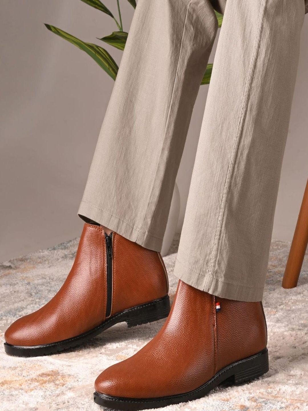 TIGONIS TIGONIS Men Textured Chelsea Boots