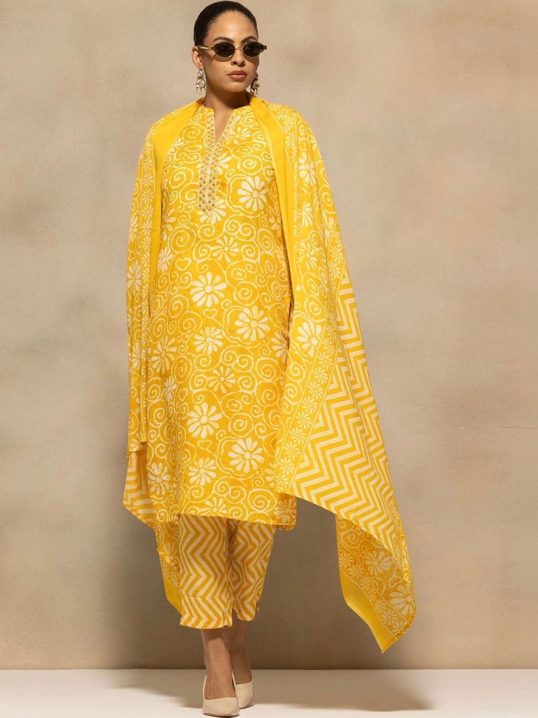 Women Printed Kurta with Trousers With Dupatta Sabhyata Women Floral Printed Regular Kurta with Trousers & With Dupatta