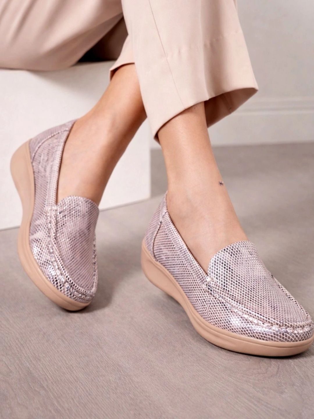 Moda Rapido Women Textured Loafers