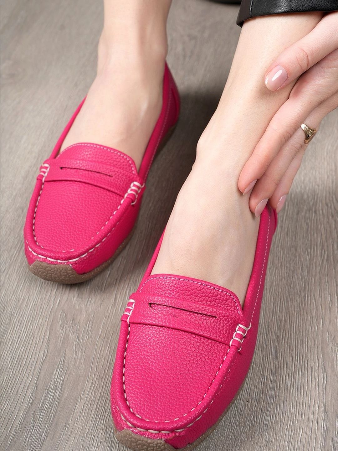 Moda Rapido Women Textured Loafers