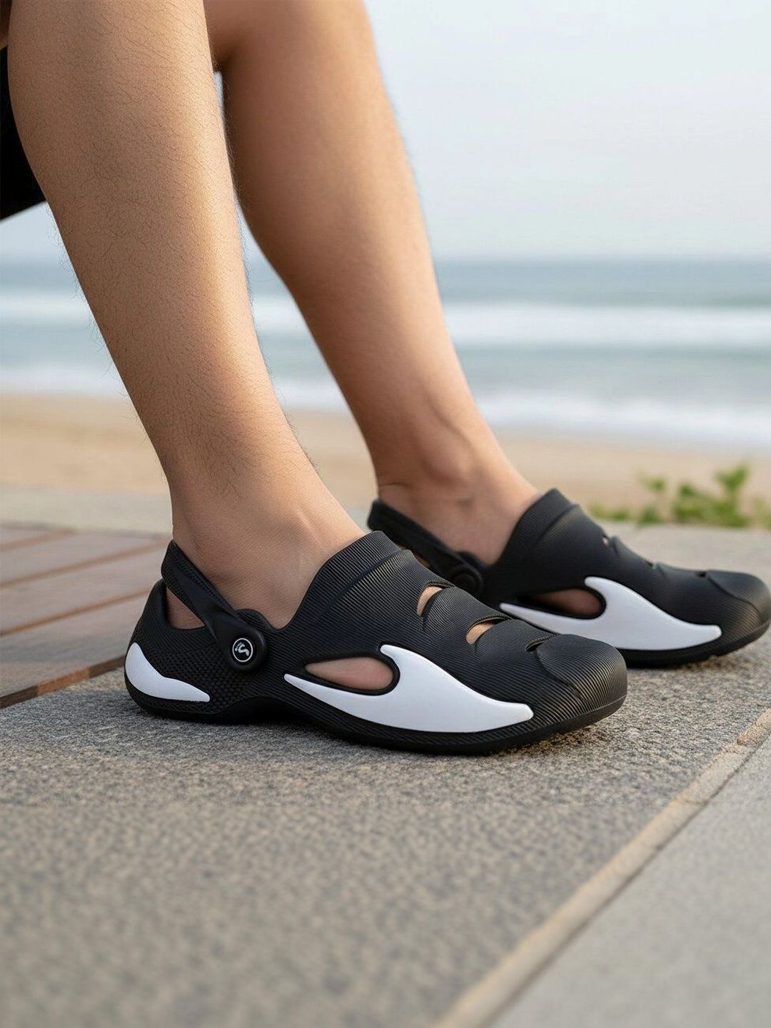 Smoothlite Men Colourblocked Clogs