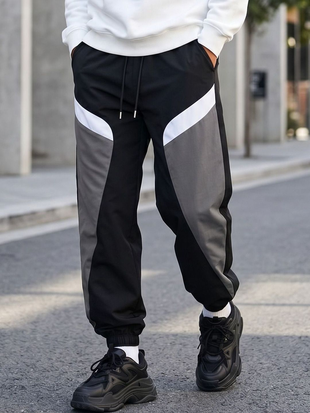 LRIPSOME Men Colourblocked Joggers