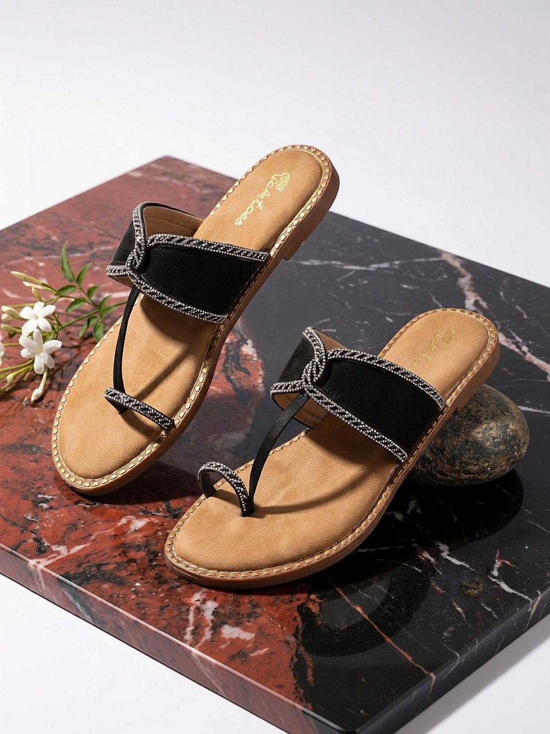 Picktoes Women Embellished One Toe Flats