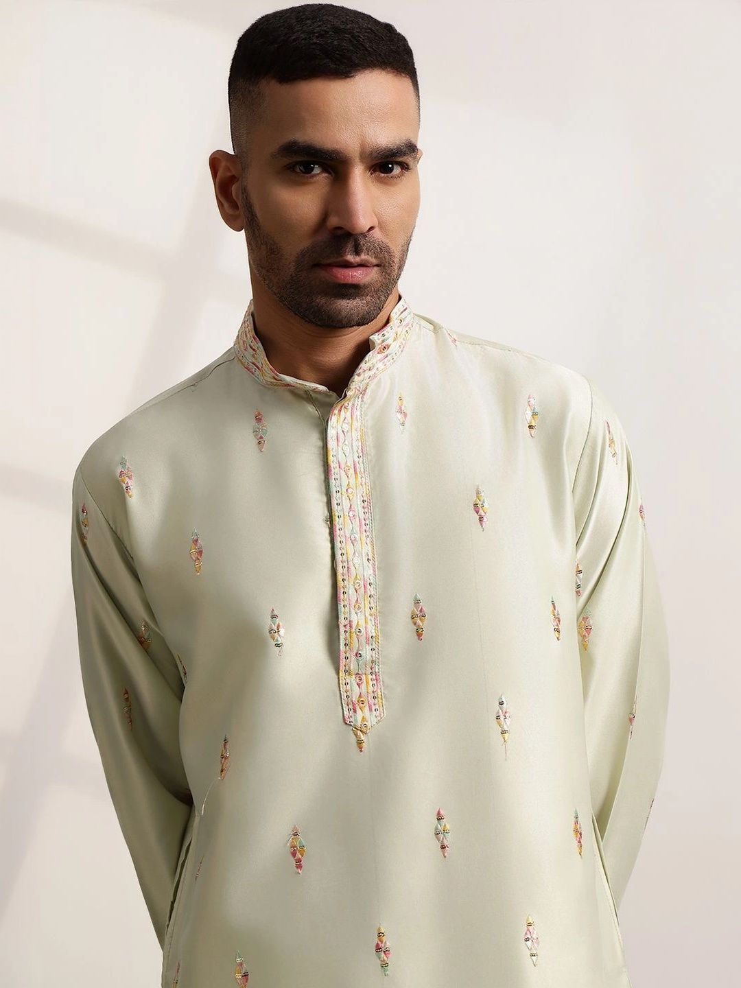 SOJANYA Men Embroidered Thread Work Kurta