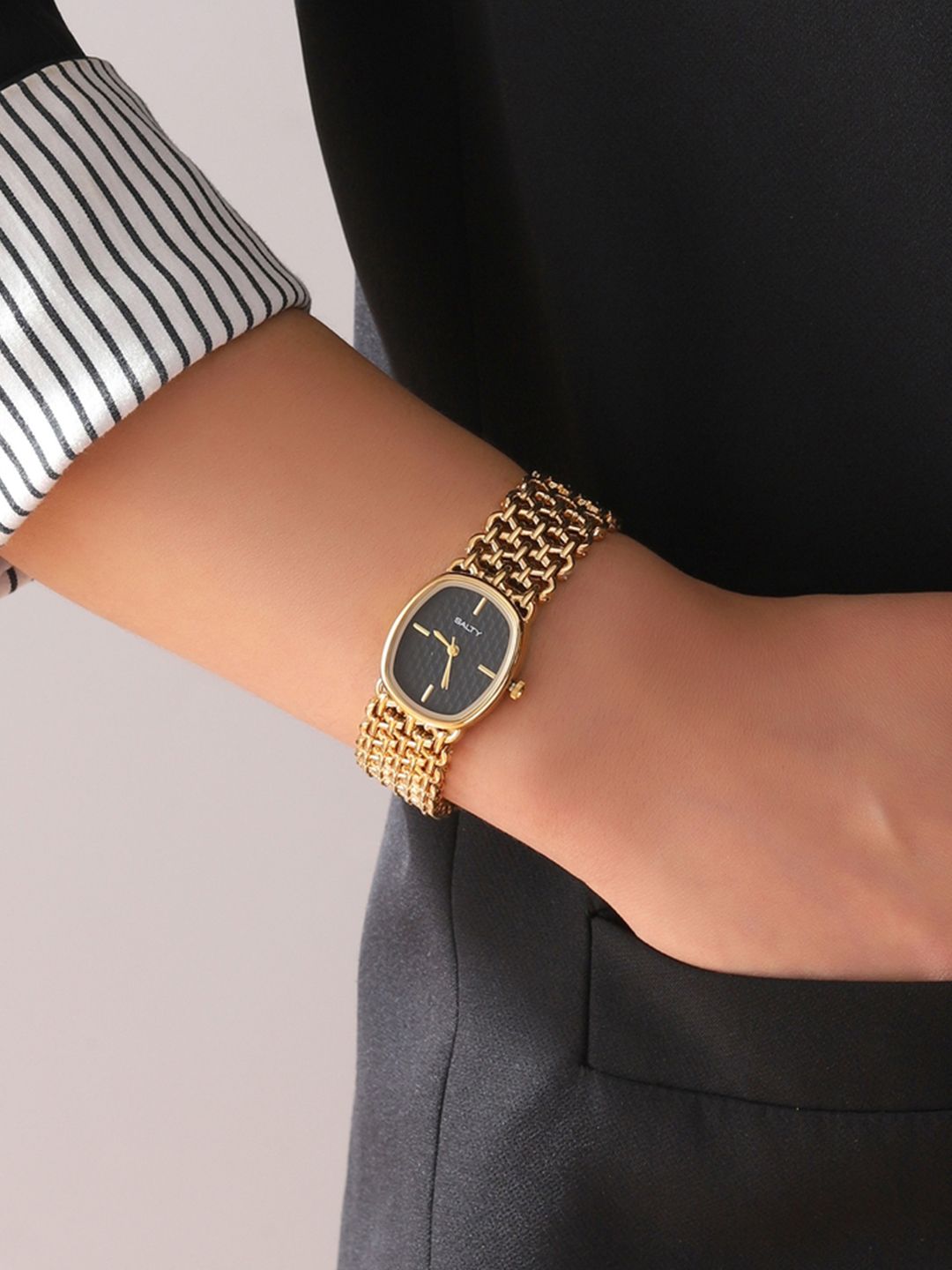 SALTY Oval Black Textured Dial Mesh Bracelet Watch For Women WT-S-0031-G-BK