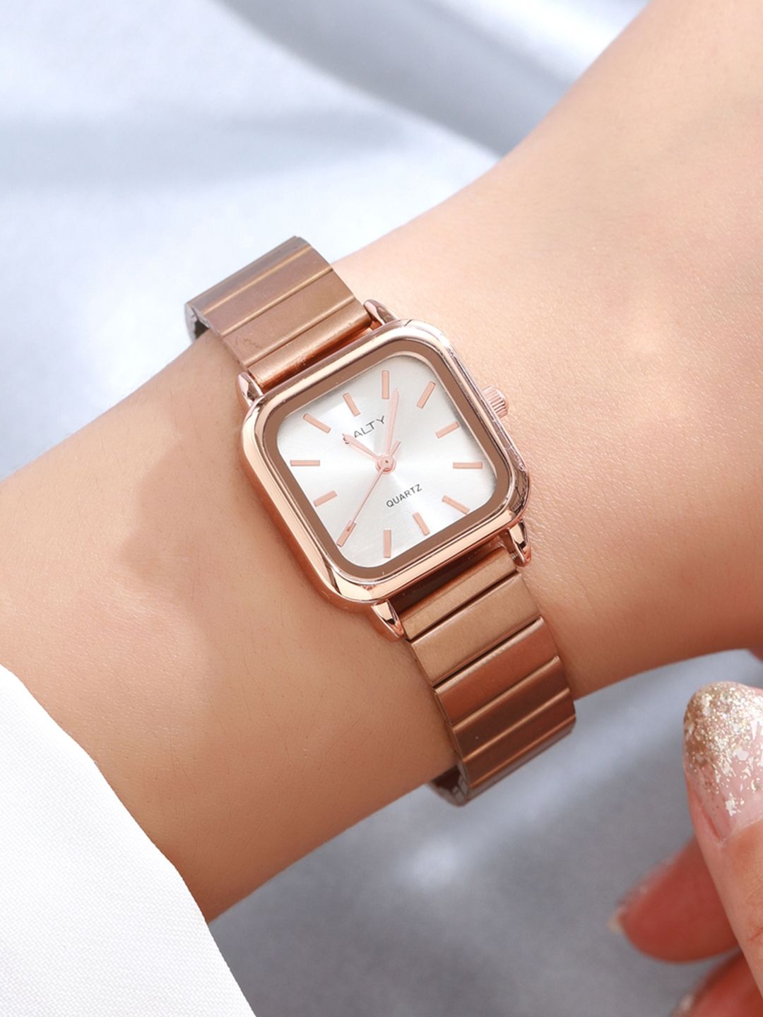 SALTY Women White Dial Rose Radiance Analogue Watch WT-S-0010-RG-WH