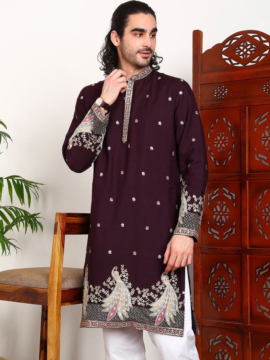 ADHIRAJAN Men Embroidered Thread Work Grandeur & Majestic Artwork Kurta