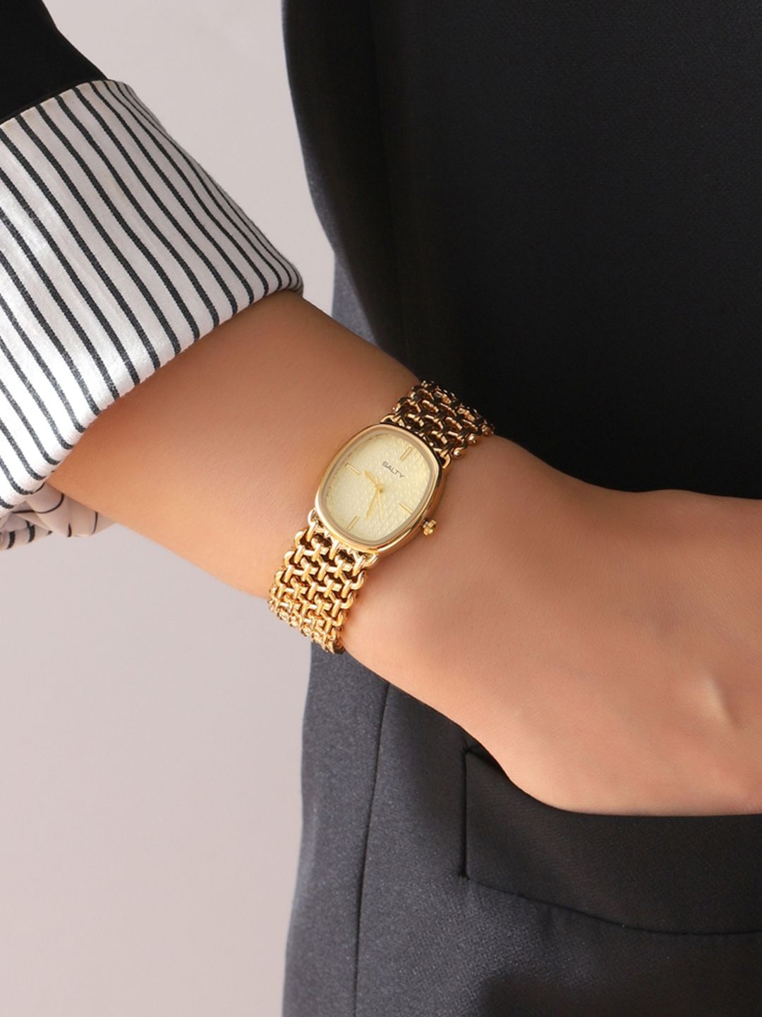 SALTY Women Oval White Textured Dial Mesh Bracelet Watch WT-S-0031