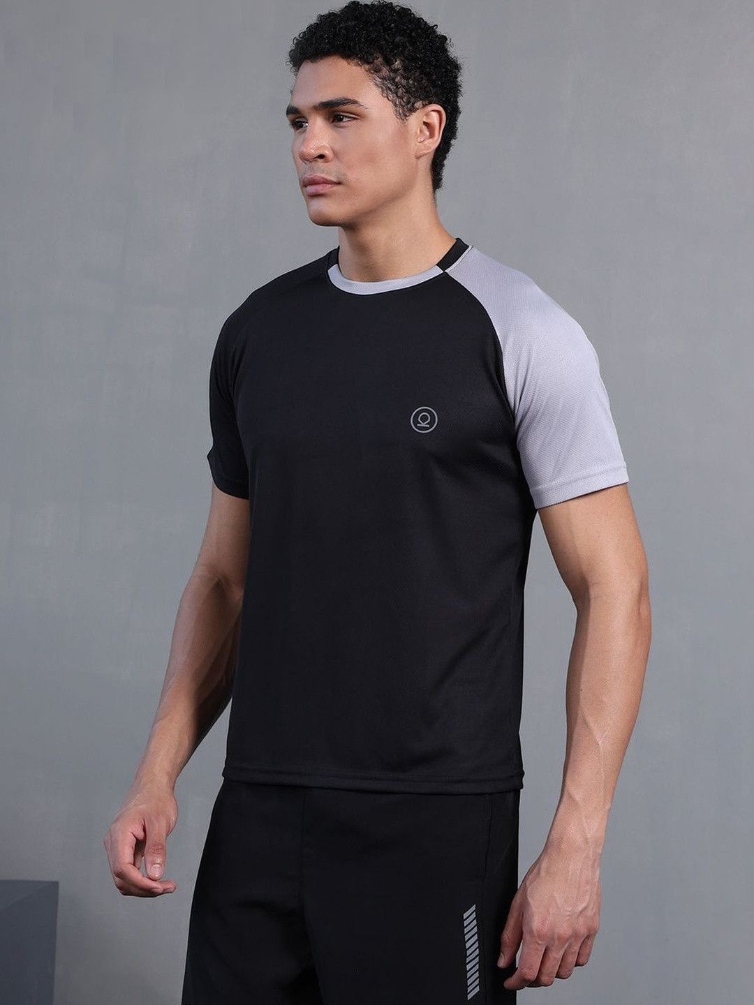 CHKOKKO Men Colourblocked Applique T-shirt
